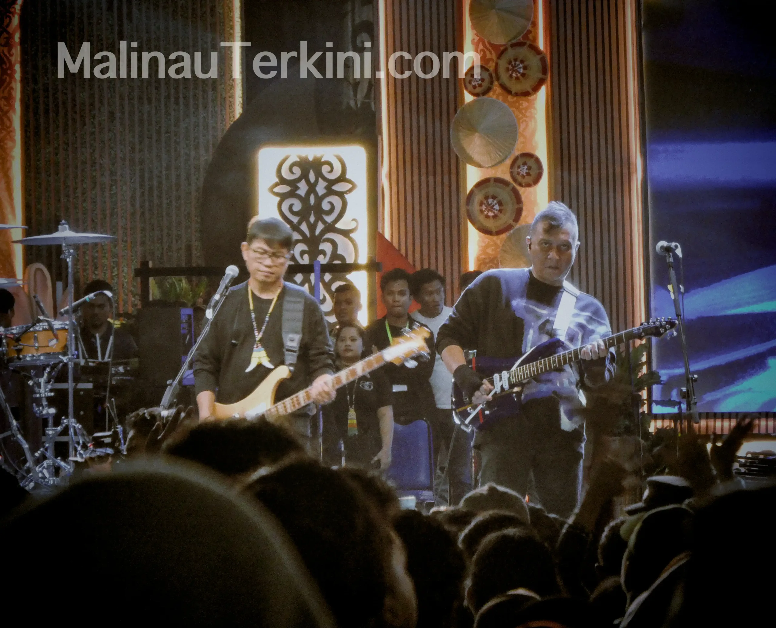 Rindra memainkan bass dan Ari mengisi melodi gitar dalam penampilan Padi Reborn di Irau Malinau.