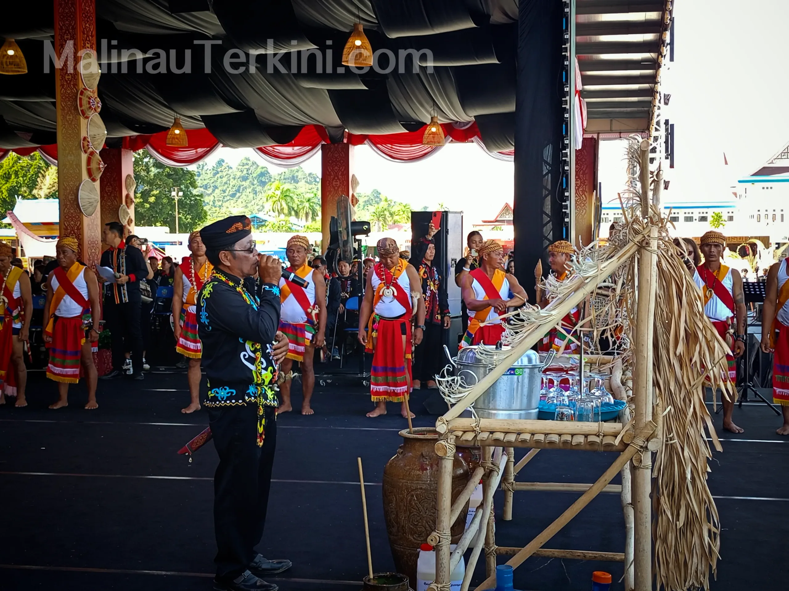 Ritual Lunau Dayak Abai di Irau Malinau ke-11 menjadi panggilan spiritual leluhur dan simbol janji menjaga hutan, air, dan harmoni antaretnis.