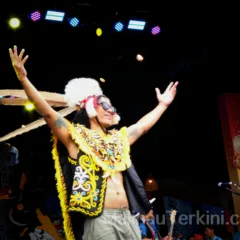 Slank Irau Malinau Kaka slank mengenakan pakaian adat dan berkolaborasi dengan seniman lokal pada Irau Malinau 2025, Foto: MalinauTerkini.com