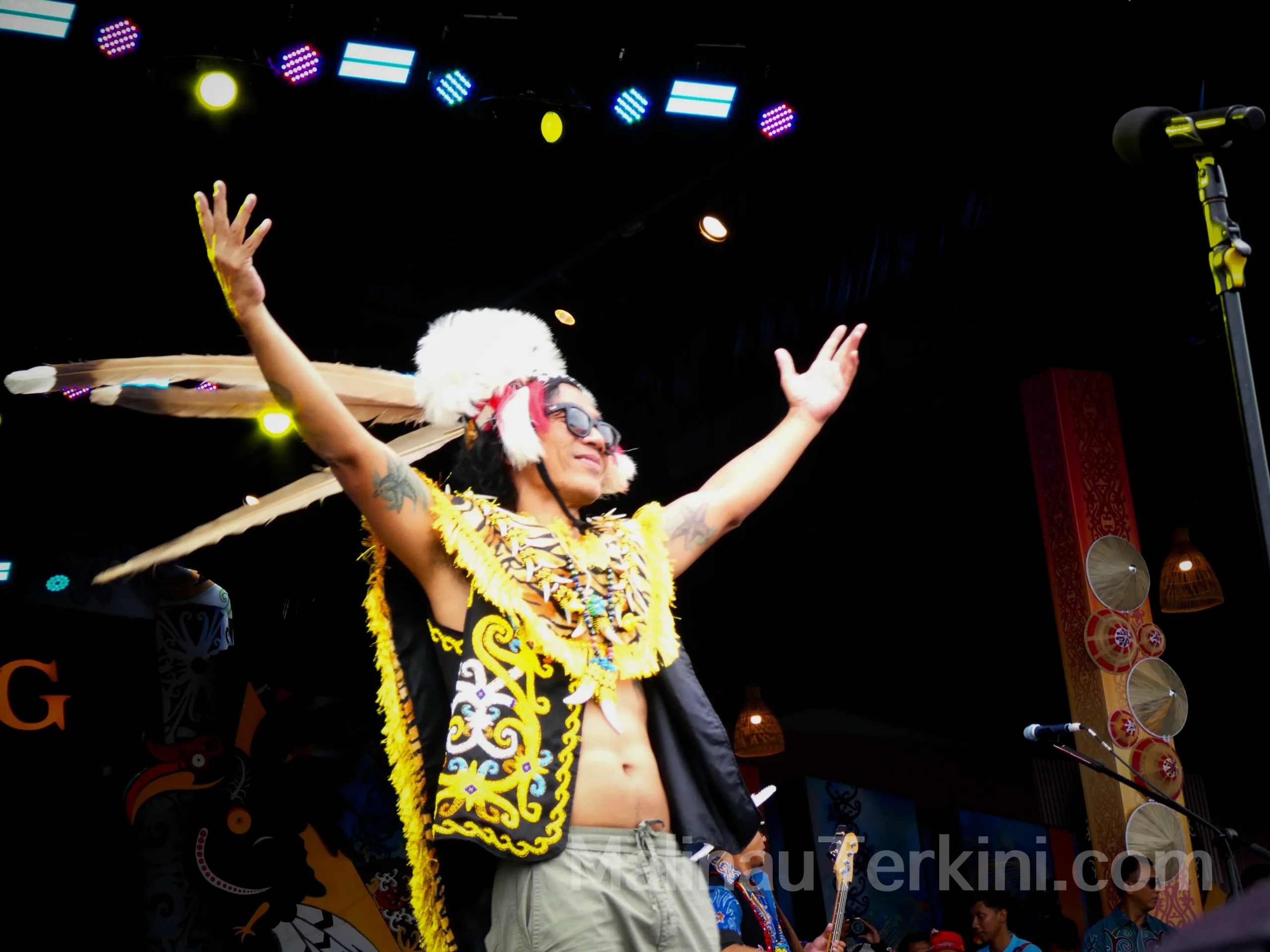 Kaka slank mengenakan pakaian adat dan berkolaborasi dengan seniman lokal pada Irau Malinau 2025, Foto: MalinauTerkini.com