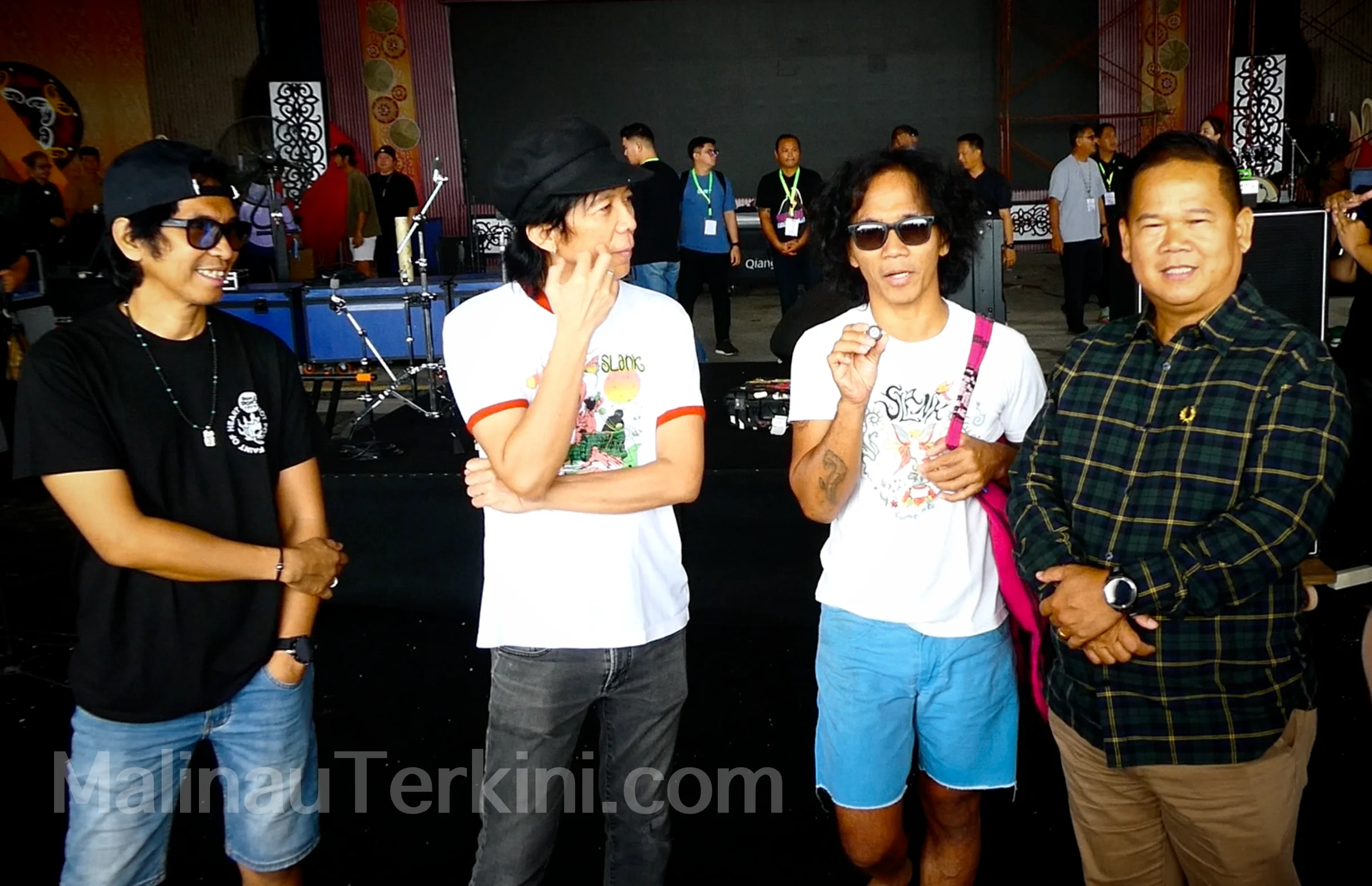 Slank di Irau Sekda Malinau, Ernes Silvanus (kanan) bersama personel Slank, Kaka, Bimbim dan Ridho saat ditemui di sela gladi bersih pembukaan, Senin (6/10/2025).
