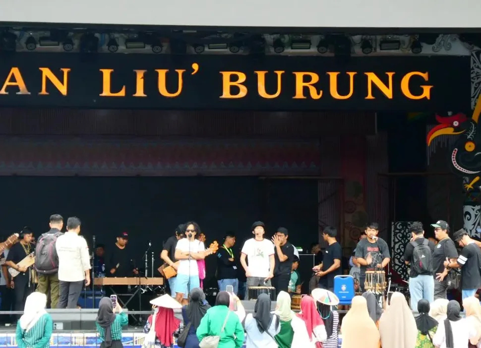 Slank Tampil dalam Gladi pembukaan Irau Malinau ke-11 di Panggung Kesenian PLB, Senin (6 Oktober 2025)