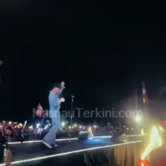 Slank di Malinau Slank tampil energik di atas panggung Irau Malinau ke-10 tahun 2023, disaksikan ribuan penonton di arena utama.