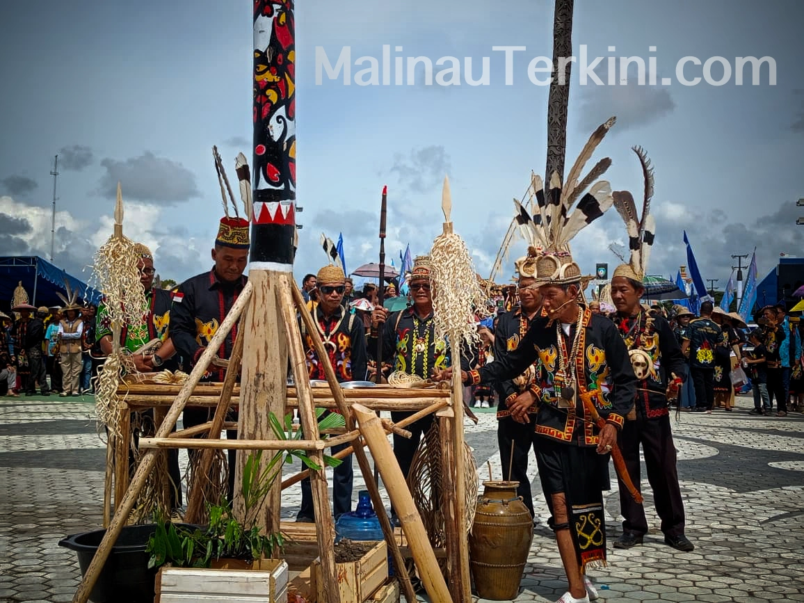 Tano Ungei Punan Malinau suasana prosesi adat mekan tun tano suku punan dengan tetua adat dan sesaji di irau malinau