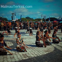 Teatrikal Akun No Akion Adegan teatrikal Akan Nu Akion saat masyarakat Dayak Tenggalan membawakan kisah legenda dan proses lahirnya pangan tradisional Iluuy.