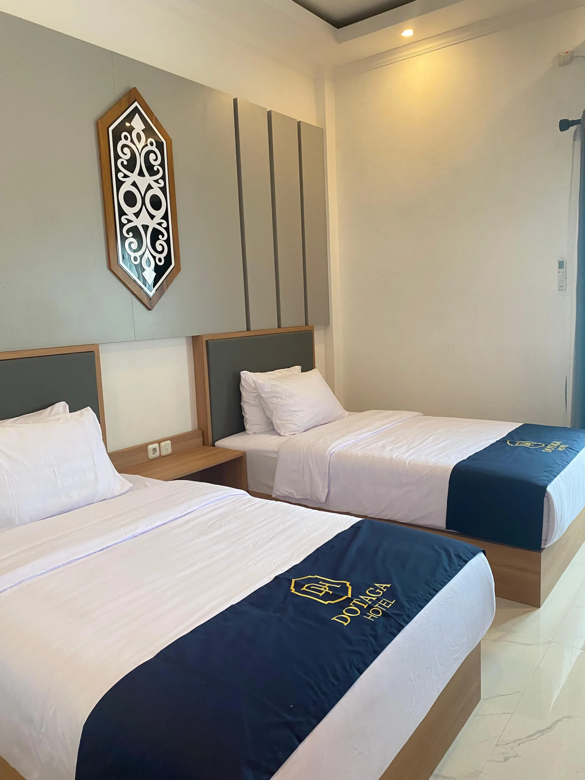 Kamar Twin Bed Hotel Dotaga Malinau cocok untuk tamu bisnis maupun wisata keluarga.