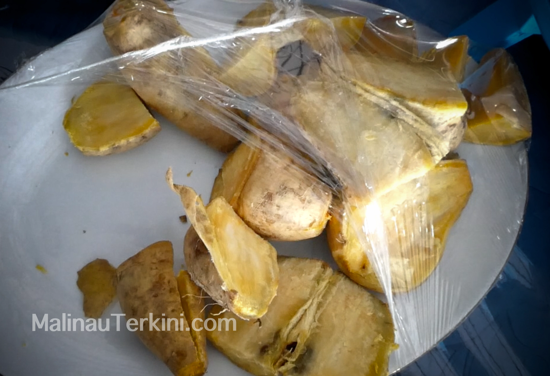 Ubi jalar disiapkan untuk diolah menjadi Iluuy, menunjukkan keragaman jenis umbi yang dimanfaatkan dalam tradisi pangan Dayak Tenggalan.