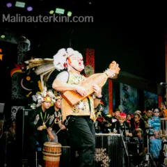 Uyau Moris Irau Malinau 2025 Uyau Moris, Musisi kenamaan dan maestro Sampe alat Musik Khas Kalimantan mengisi pembukaan Irau Malinau 2025