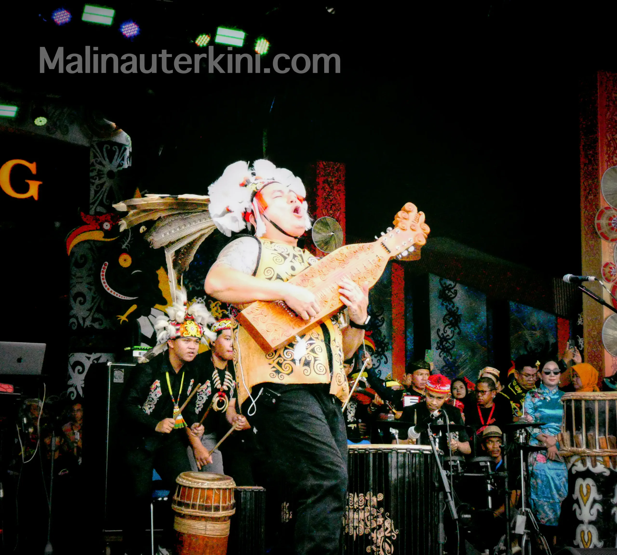 Uyau Moris Irau Malinau 2025 Uyau Moris, Musisi kenamaan dan maestro Sampe alat Musik Khas Kalimantan mengisi pembukaan Irau Malinau 2025