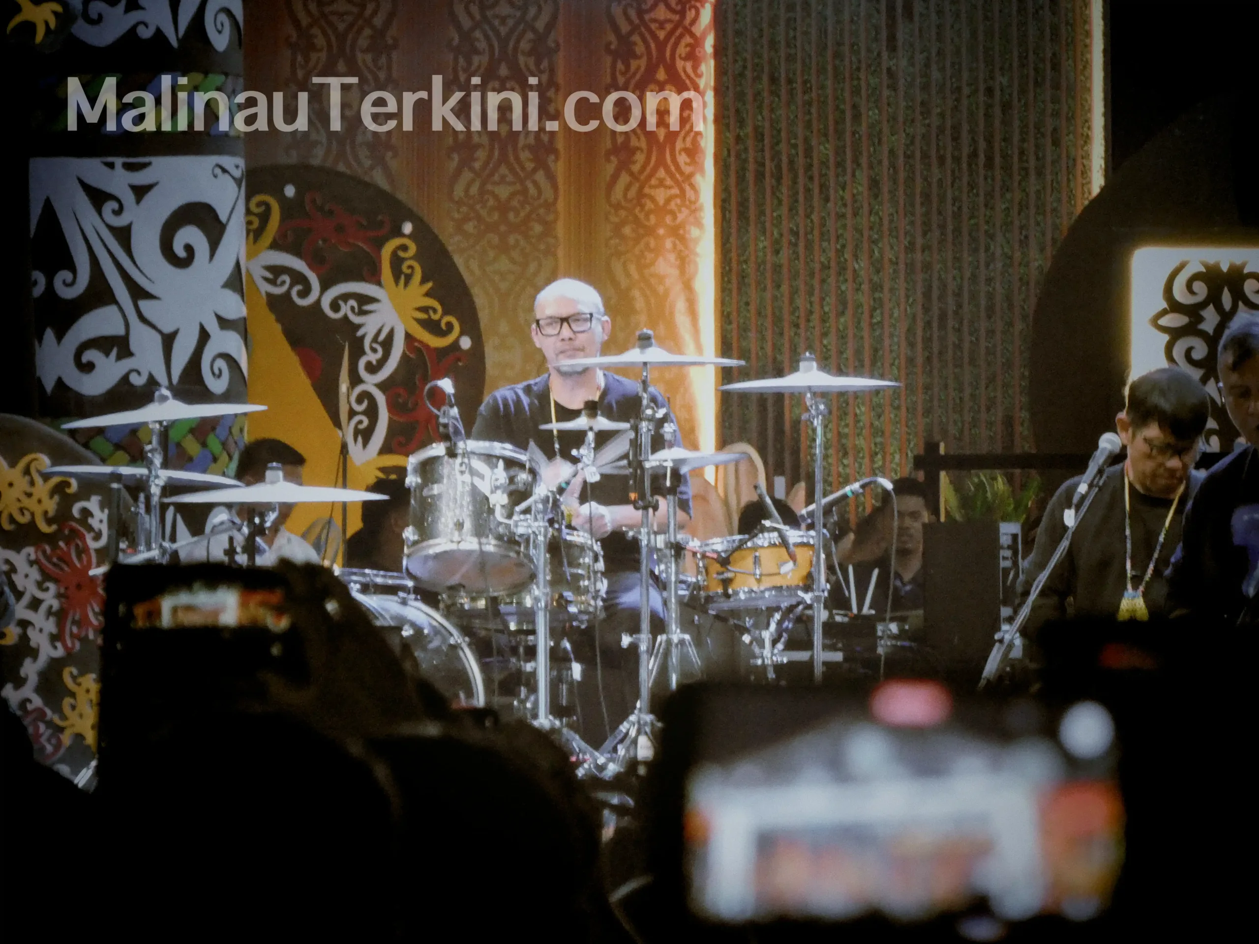 Yoyo memainkan drum menjaga ritme saat konser Padi Reborn di Irau Malinau.