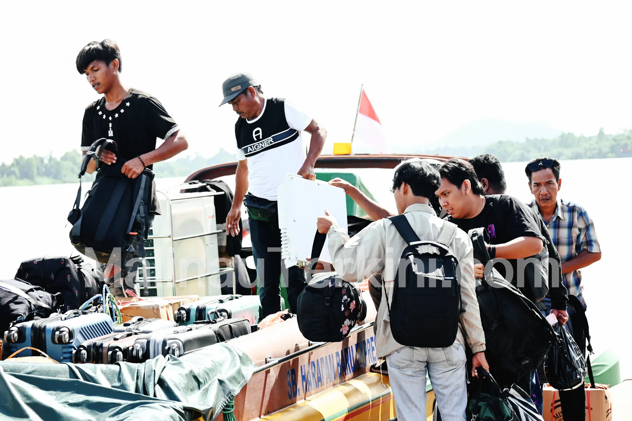 Penumpang dan petugas tengah beraktivitas di Pelabuhan Speedboat Malinau yang menjadi jalur utama transportasi sungai.