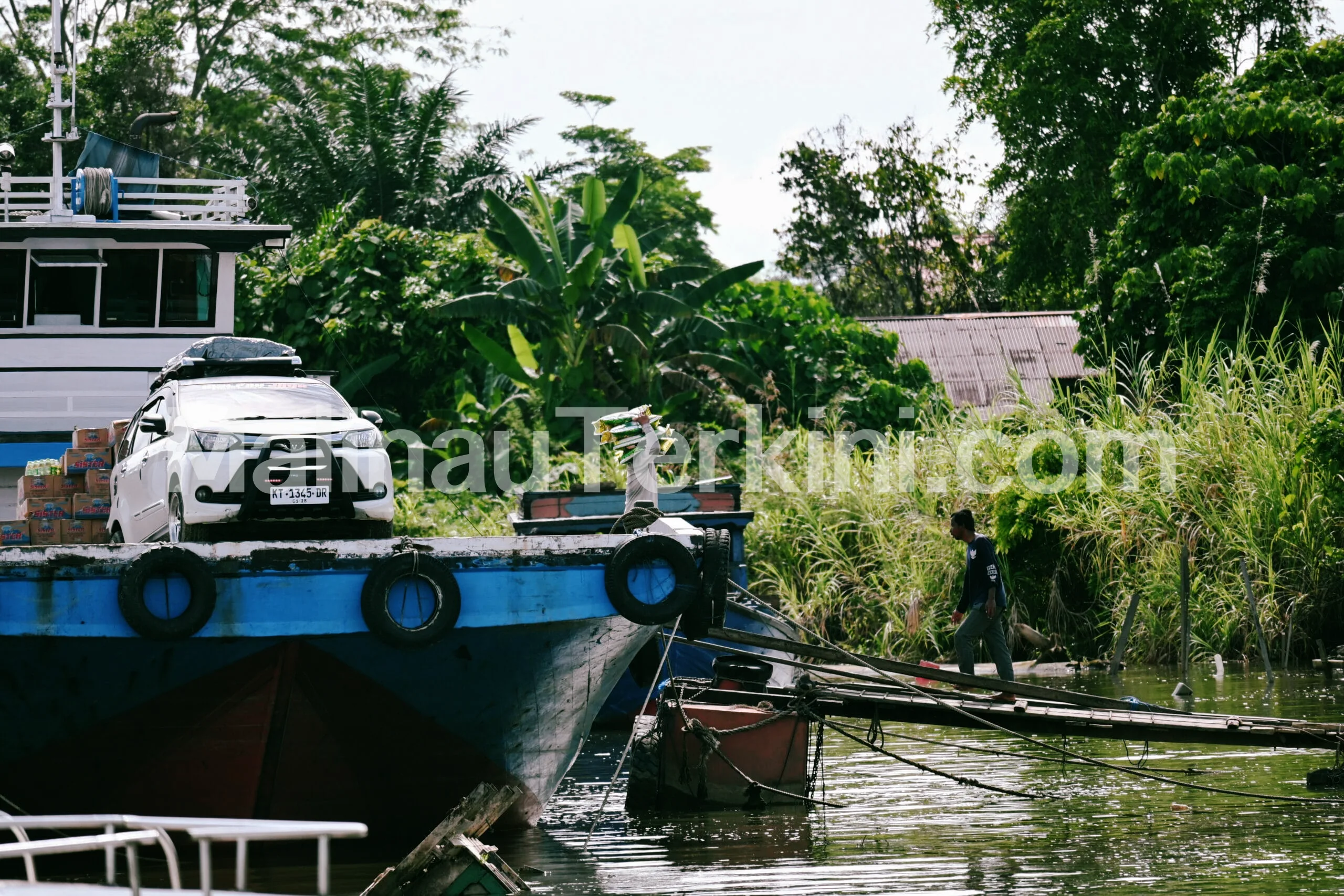 Aktivitas bongkar muat di pelabuhan malinau Ilustrasi Aktivitas ekonomi di Pelabuhan Malinau Kalimantan Utara