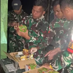 Satgas Pamtas menata barang bukti amunisi dan miras hasil penyergapan di Long Nawang