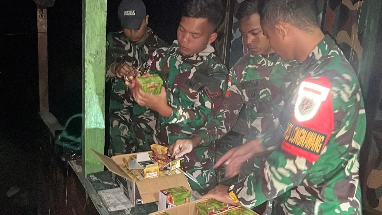 Barang Ilegal Long Nawang Satgas Pamtas menata barang bukti amunisi dan miras hasil penyergapan di Long Nawang