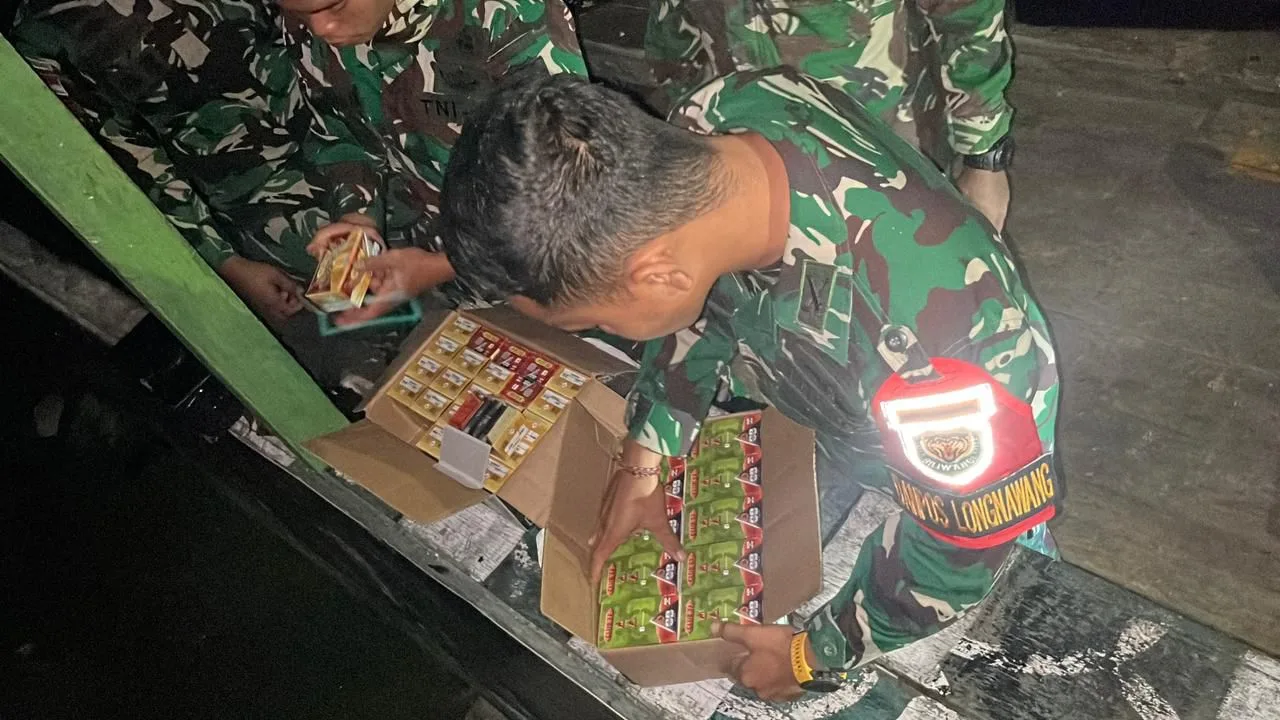 Anggota Satgas Pamtas mencatat hasil operasi penyelundupan amunisi di Long Nawang.