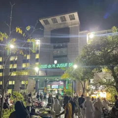 Warga Tarakan berhamburan keluar gedung saat gempa bumi tektonik mengguncang wilayah tersebut.