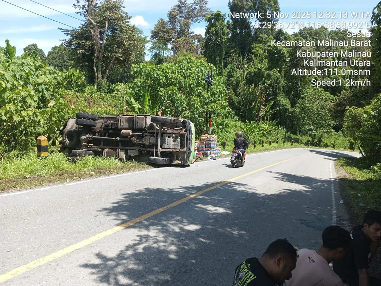 Truk sembako terguling di jalan Desa Sesua, Malinau Barat.