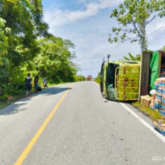 Truk sembako terguling di jalan Desa Sesua, Malinau Barat.