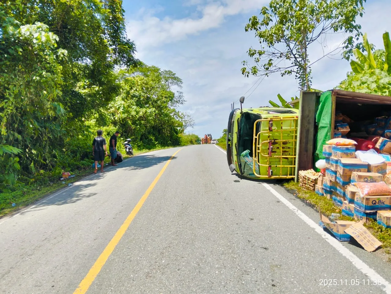 Laka Truk Sembako di Sesua Malinau Barat Truk sembako terguling di jalan Desa Sesua, Malinau Barat.
