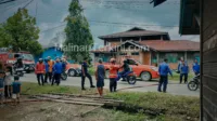 Kebakaran di Respen Tubu Malinau Petugas Damkar Malinau memadamkan api di rumah Rusnah Kuang, Respen Tubu, Minggu (16/11/2025)