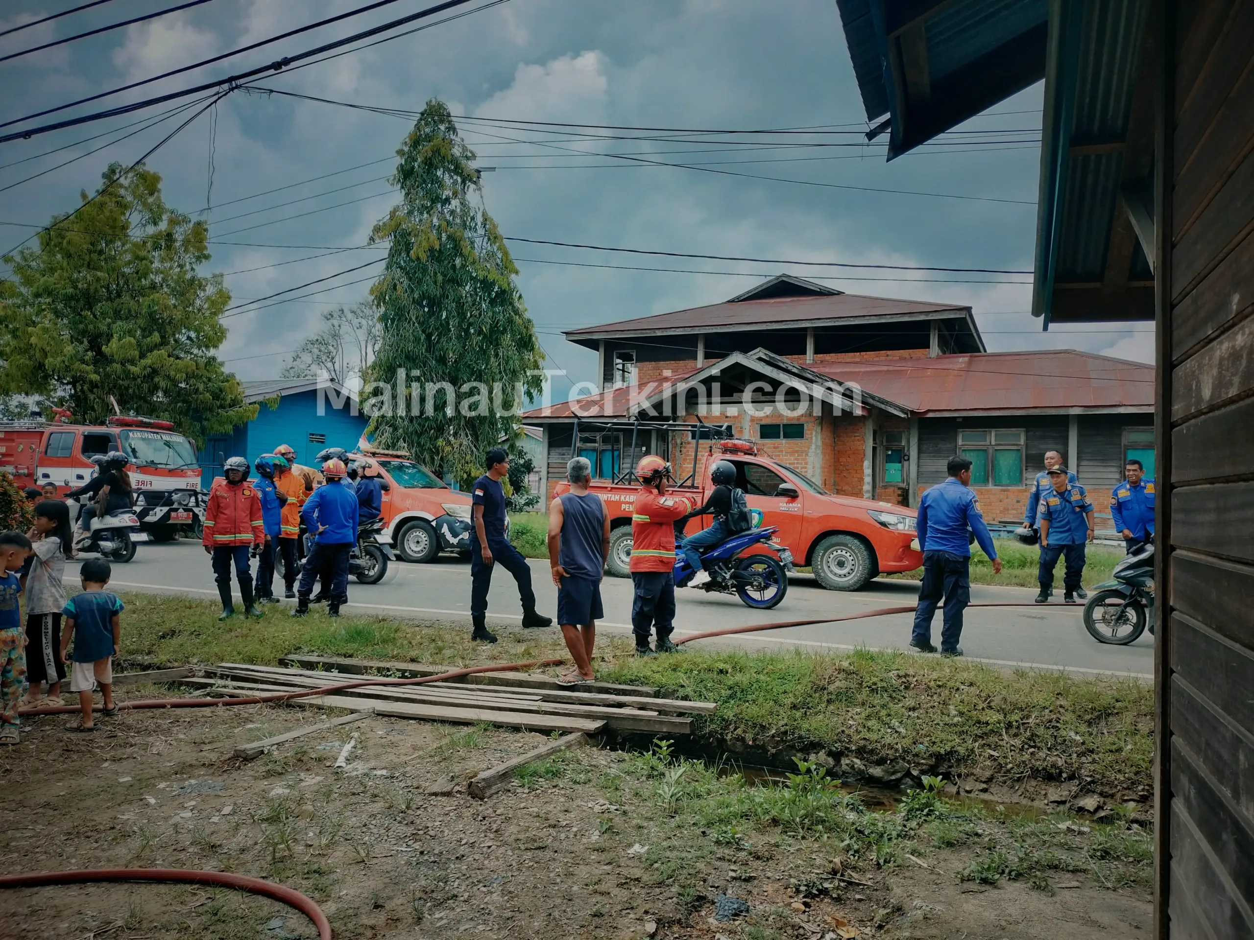 Kebakaran di Respen Tubu Malinau Petugas Damkar Malinau memadamkan api di rumah Rusnah Kuang, Respen Tubu, Minggu (16/11/2025)