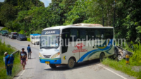 Insiden Bus Damri di Malinau Barat Sempayang Bis Damri dan mobil warga berada di lokasi kecelakaan di Poros Sempayang, Malinau Barat.