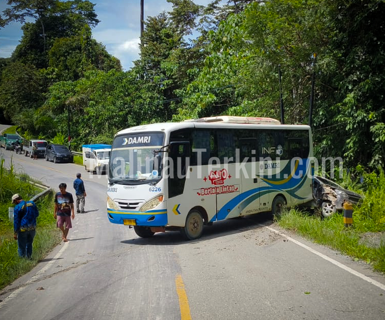 Bis Damri dan mobil warga berada di lokasi kecelakaan di Poros Sempayang, Malinau Barat.