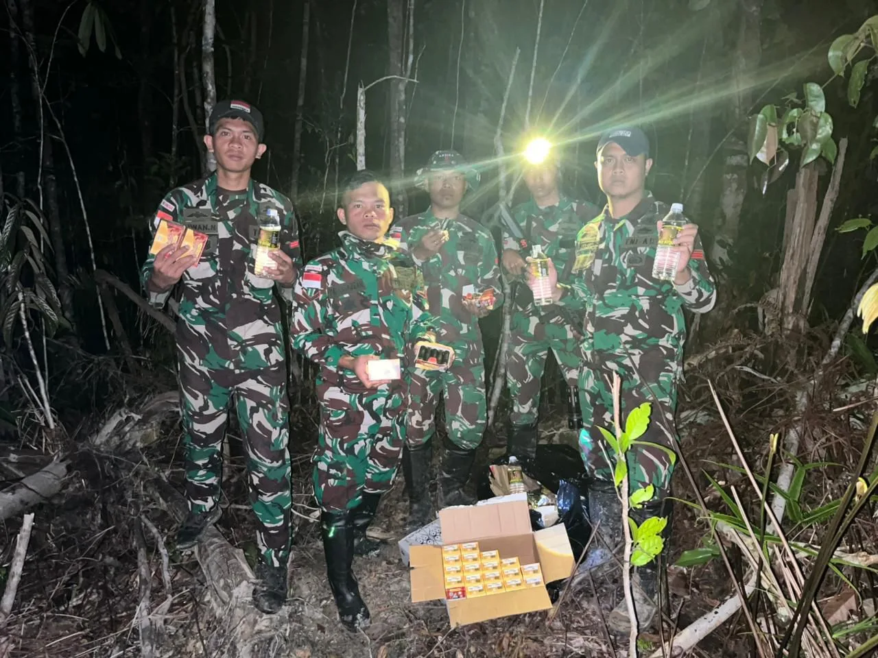 Prajurit Satgas Pamtas memeriksa amunisi dan miras ilegal hasil operasi di Long Nawang.