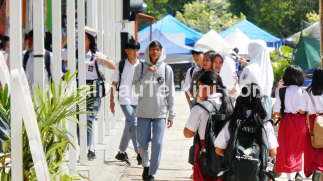Pelajar SD dan SMA berjalan pulang sekolah di kawasan Malinau dengan latar kegiatan masyarakat. Foto menunjukkan aktivitas pendidikan yang menjadi sasaran utama alokasi DAK Nonfisik 2026.