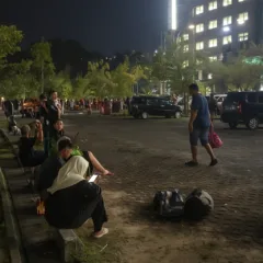 Warga Tarakan berkumpul di halaman parkir saat gempa bumi tektonik terasa kuat di sore hari.