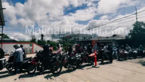 Deretan pengendara motor mengantre di depan gerai Pertashop Malinau saat stok BBM mulai tersedia.