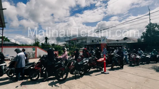 Deretan pengendara motor mengantre di depan gerai Pertashop Malinau saat stok BBM mulai tersedia.