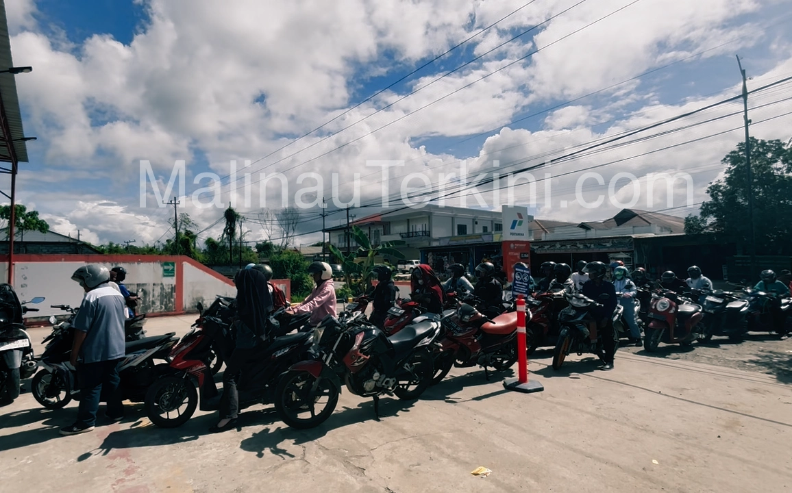 Deretan pengendara motor mengantre di depan gerai Pertashop Malinau saat stok BBM mulai tersedia.