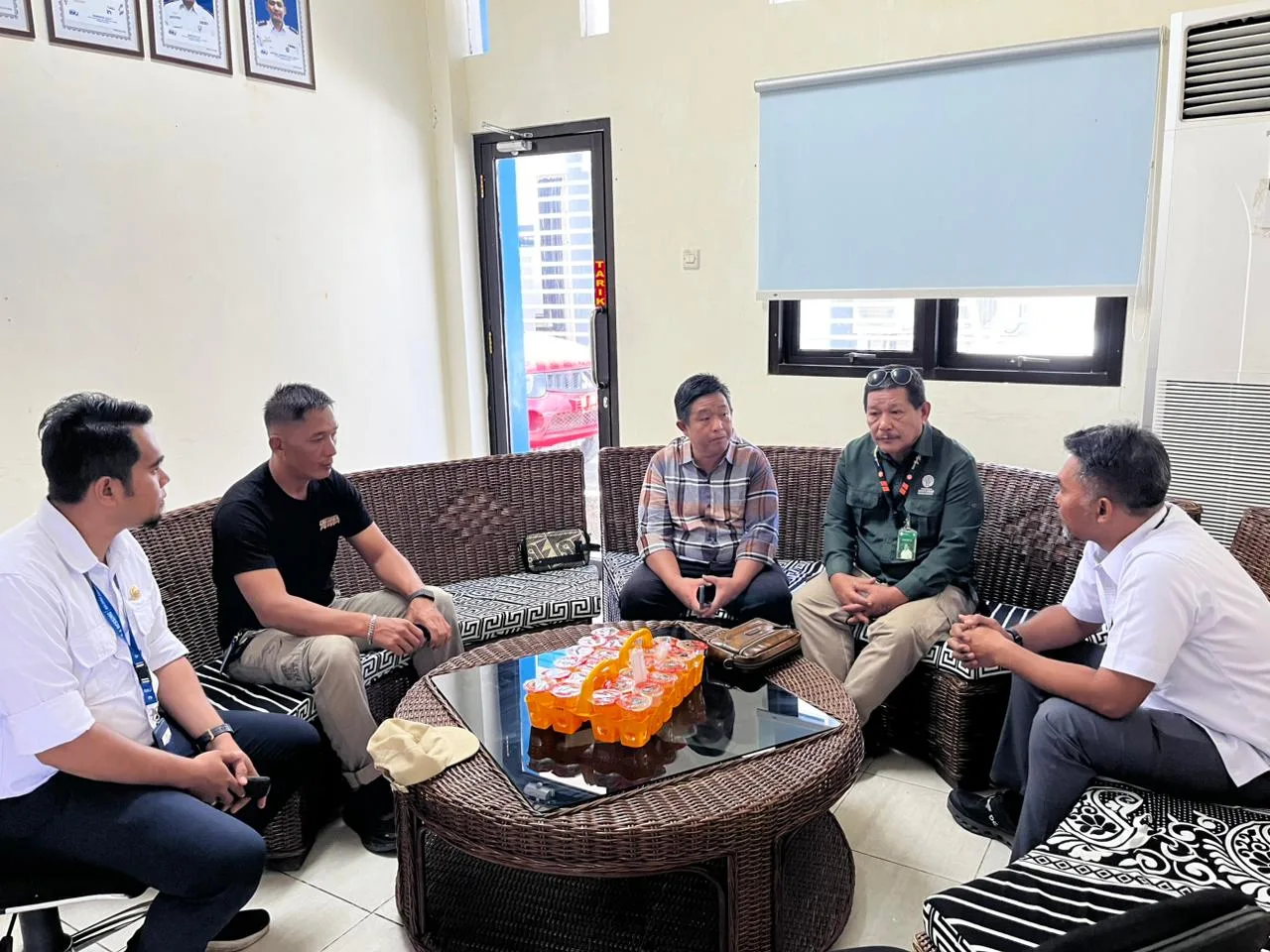 Henri Tetiawadi bersama perwakilan warga Krayan saat audiensi dengan otoritas Bandara Malinau membahas keterbatasan penerbangan dan kebutuhan penambahan jadwal.