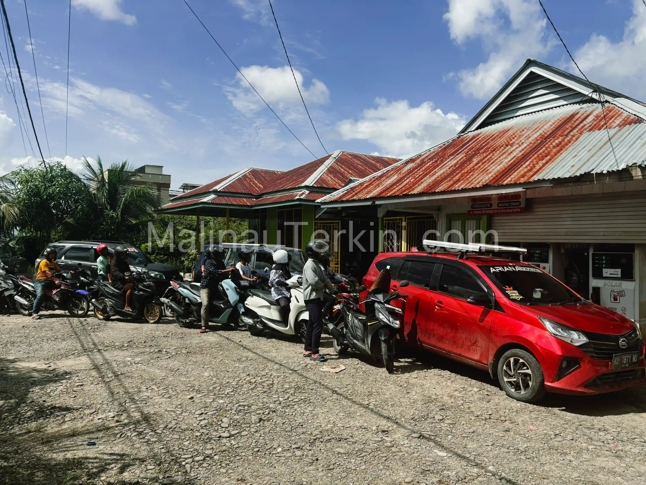 Antrean kendaraan mengular di SPBU Malinau akibat distribusi BBM terhambat izin Terminal Khusus (Tersus).