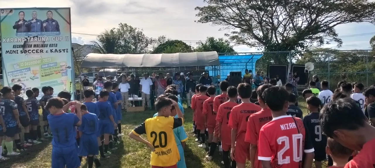 Anak-anak dan ibu-ibu mengikuti pertandingan mini soccer dan kasti pada Turnamen Karang Taruna Malinau Cup II di Malinau Kota.