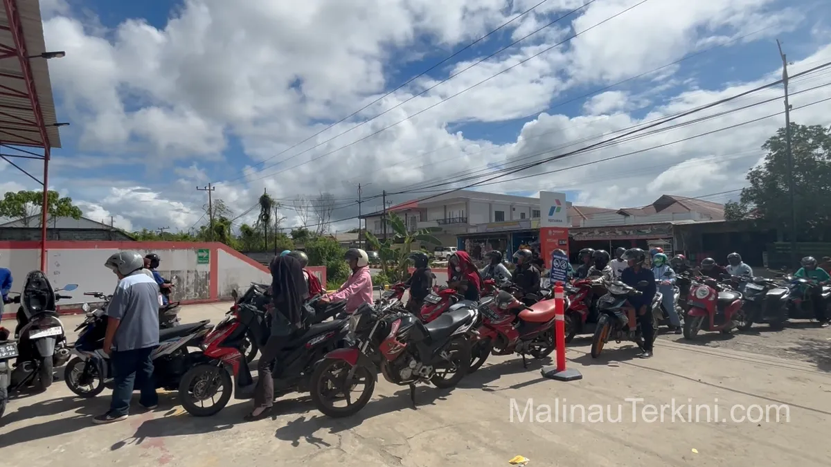 Deretan pengendara motor mengantre di depan gerai Pertashop Malinau saat stok BBM mulai tersedia.