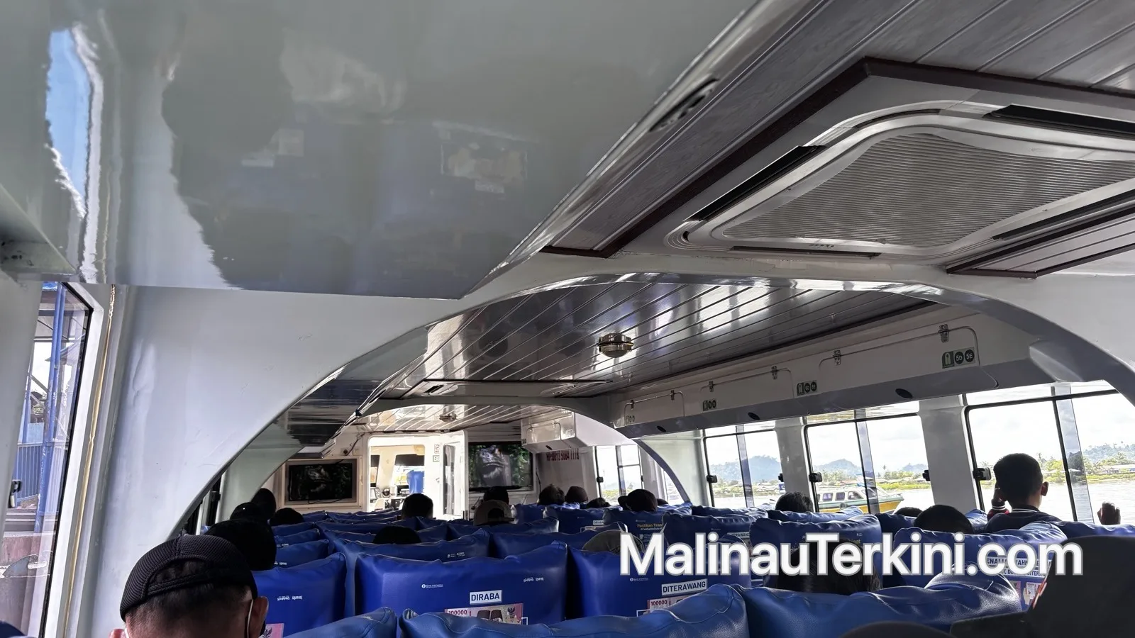 Ruang kabin speedboat dengan fasilitas kursi ergonomis untuk kenyamanan penumpang. Sumber: malinauterkini.com