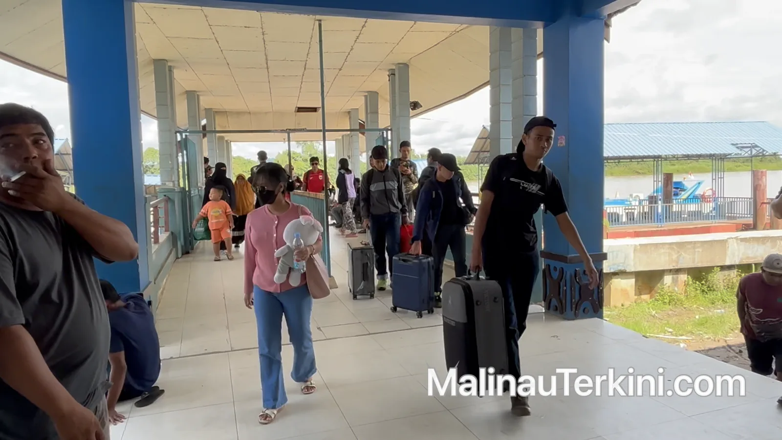 Arus penumpang di pelabuhan speed malinau rute ke tarakan jalur sungai