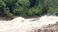 Arus deras berbuih putih di Jeram Baru, Sungai Bahau, lokasi kecelakaan long boat.