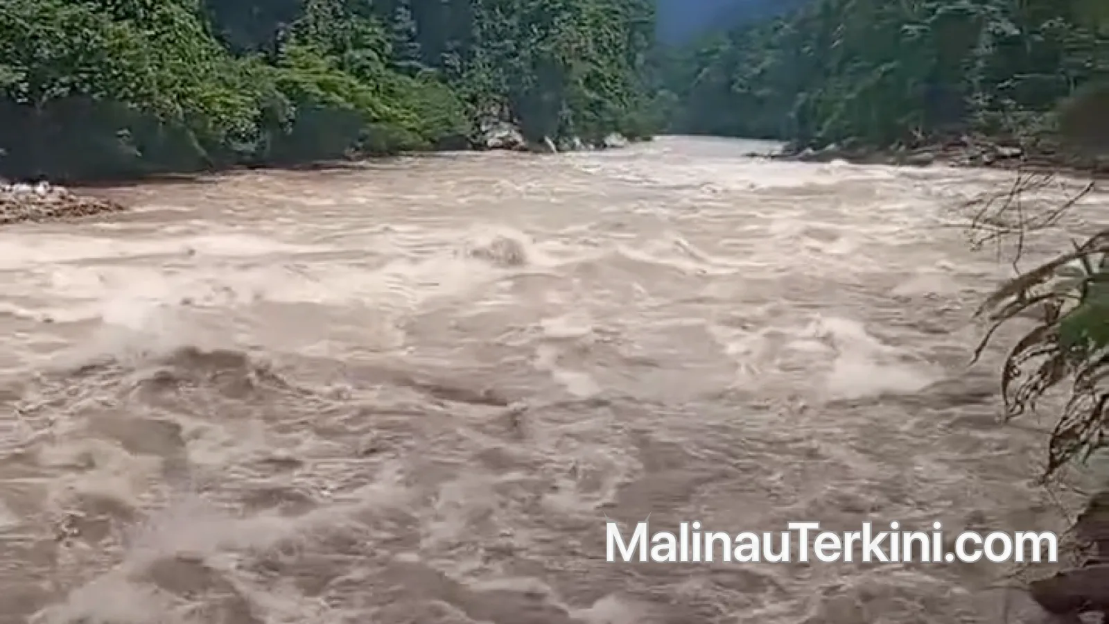 Permukaan air Sungai Bahau yang keruh dan bergejolak saat kondisi air tinggi.