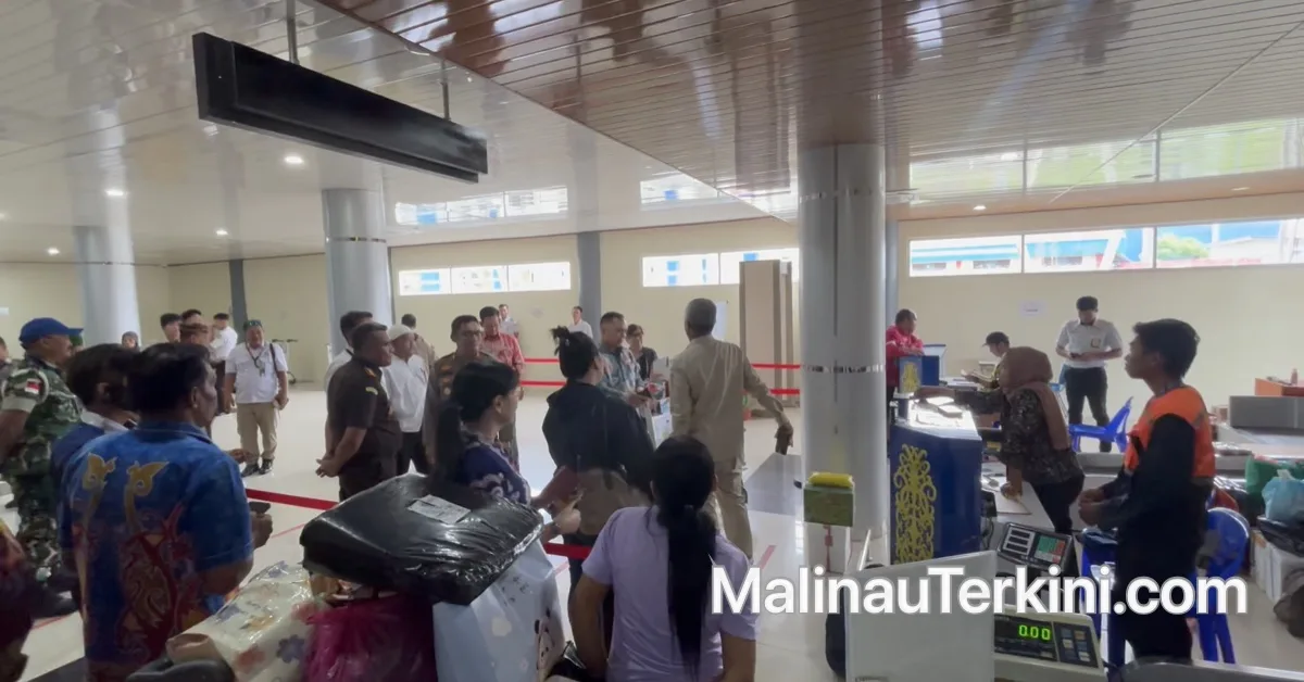 Warga Krayan menunggu penerbangan menuju Malinau di bandara perintis.