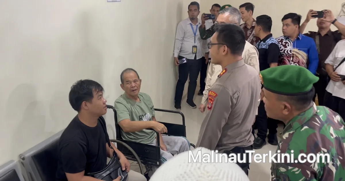 Petugas memeriksa kondisi kesehatan pasien rujukan dari Krayan.