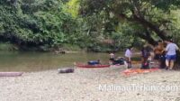 Wisatawan berkumpul di pinggir sungai jernih Tane Olen Malinau.