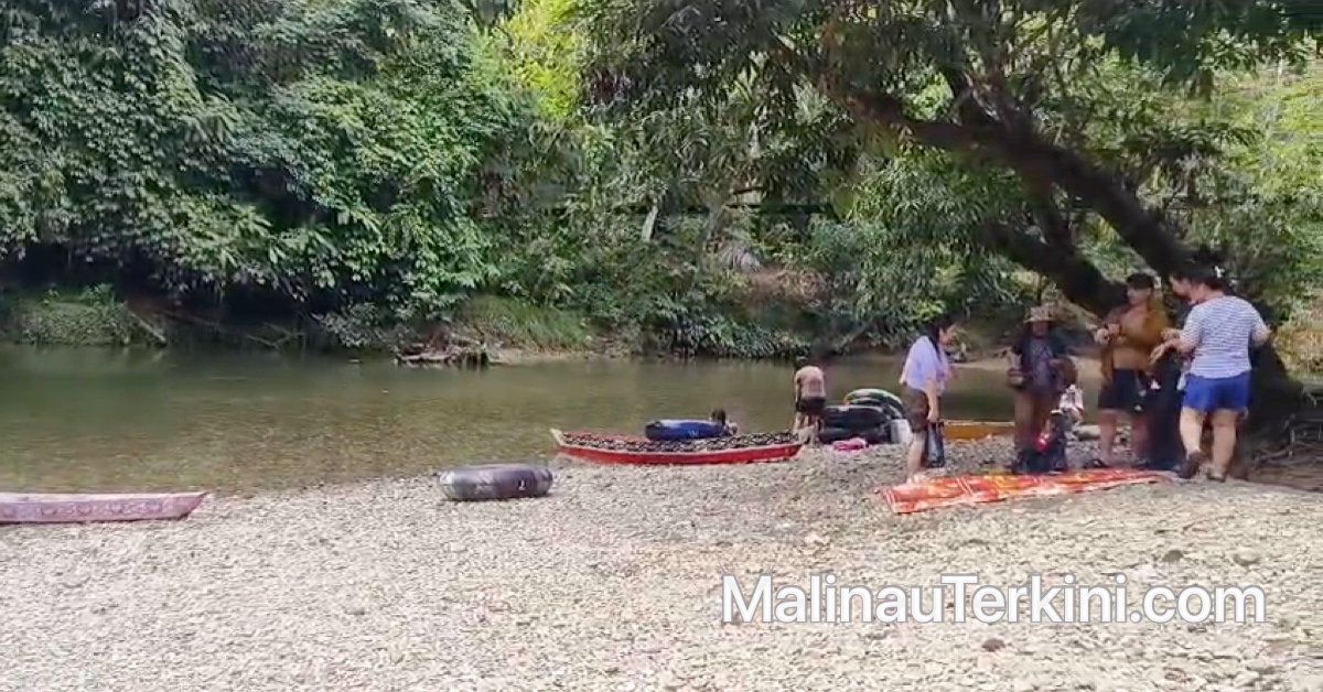 Wisatawan berkumpul di pinggir sungai jernih Tane Olen Malinau.