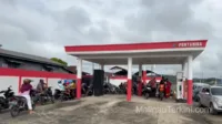 Antrean pengguna kendaraan di SPBU Malinau. Saat ini 2 iizin terminal khusus berproses di Kementerian Perhubungan RI