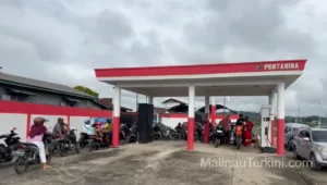 Antrean pengguna kendaraan di SPBU Malinau. Saat ini 2 iizin terminal khusus berproses di Kementerian Perhubungan RI