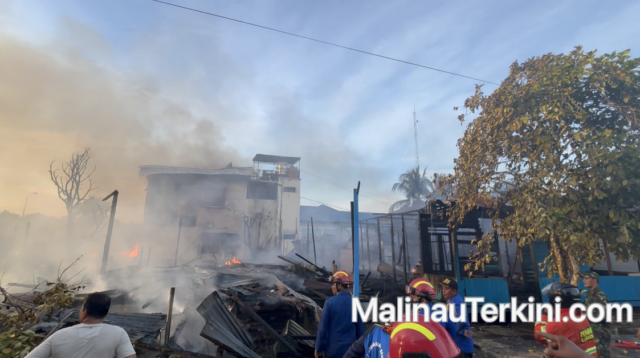 Kepulan asap hitam tebal kebakaran rumah di Malinau Utara dengan petugas pemadam.
