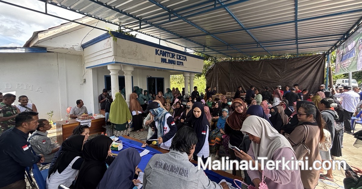 Antrean masyarakat membeli hbahan pokok di Kantor Desa Malinau Kota