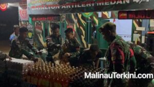 Tumpukan botol minuman keras diciduk di Long Midang Krayam berbagai merek hasil sitaan yang sedang didata oleh petugas di pos jaga perbatasan pada malam hari.